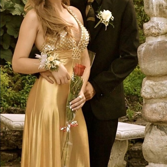 Gold gown - Picture 1 of 3
